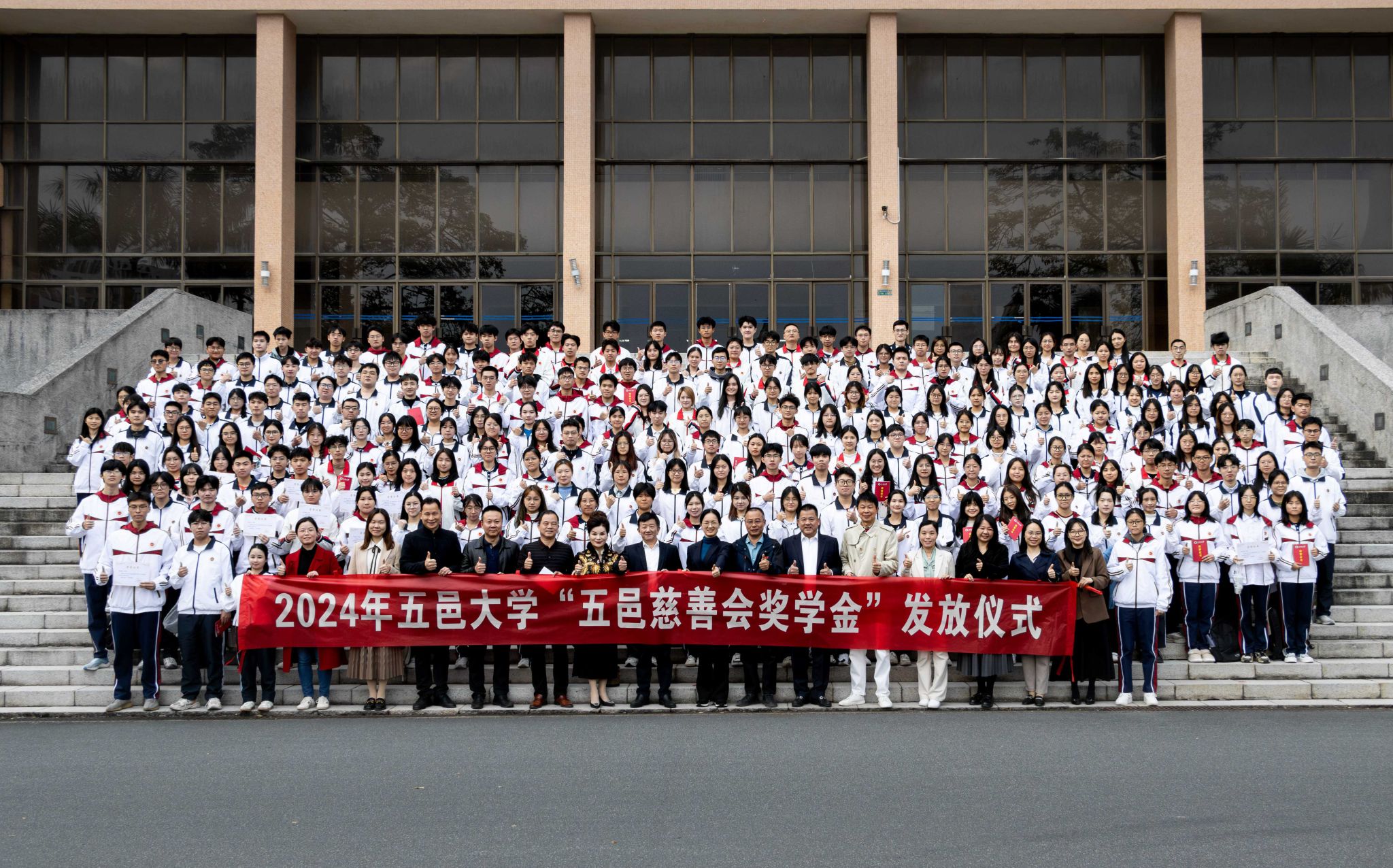 E3ACA0A994554D78BE3CC81B0C1_5751E4E3_85AD2.jpg?e= E3ACA0A994554D78BE3CC81B0C1_5751E4E3_85AD2.jpg?e=