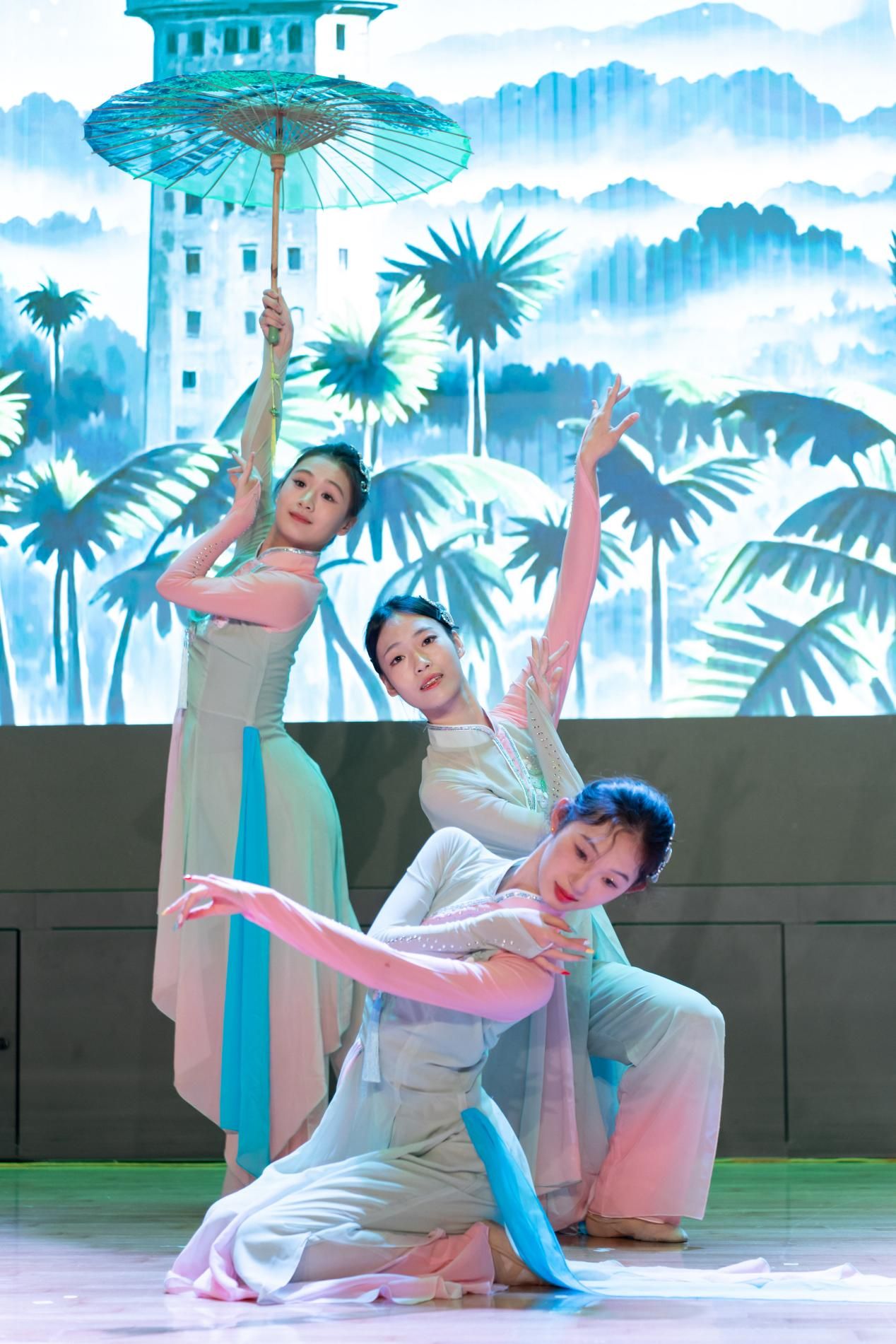 421233CF1348D89C4200C1CAB19_28EEFF20_3FBD4