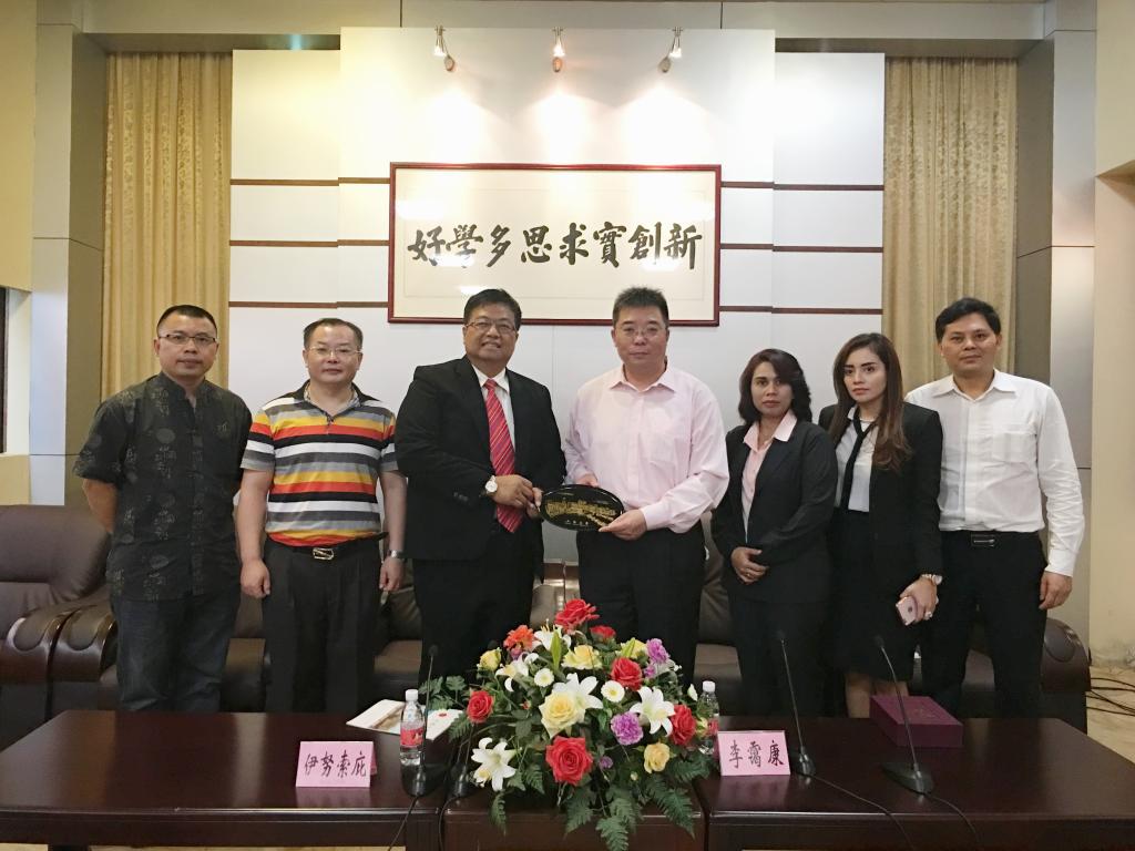 833EE5FB2D3DEC8AD298B002C06_B1401244_17813