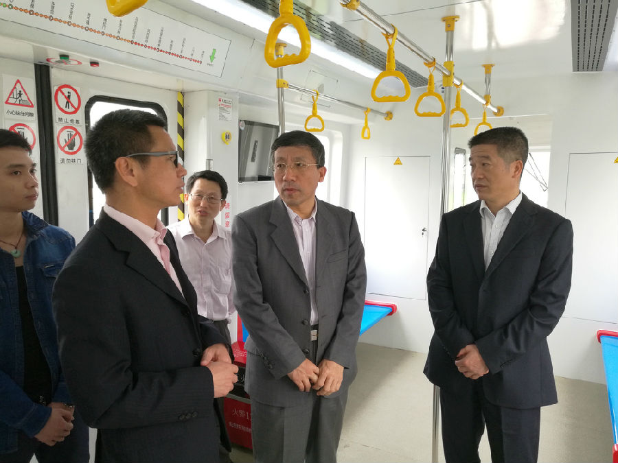 УÏòµ¼ÅãͬÕÔ¿µÒ»ÐгË×øµØÌúʵÑé³µ