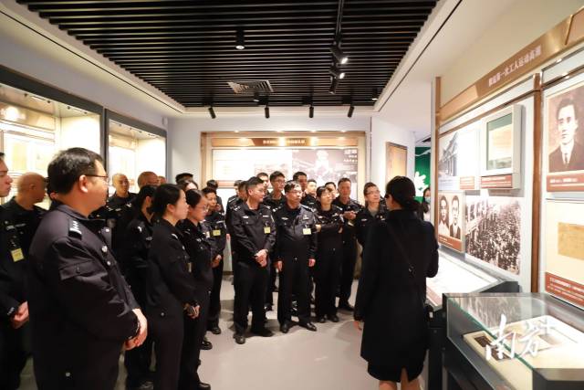 ¹ã¶«¾¯¹ÙѧԺ¾ÙÐÐÌáÉý¶÷ƽÃñ¾¯×ÛºÏÄÜÁ¦Åàѵ°à¡ª¡ªÍýÏëÔÚ3ÄêÄÚ·Ö12ÆÚ¶Ô¶÷ƽÊй«°²¾ÖÔ¼460ÃûÃñ¾¯¾ÙÐÐϵͳÅàѵ¡£ÊÜ·ÃÕß¹©Í¼